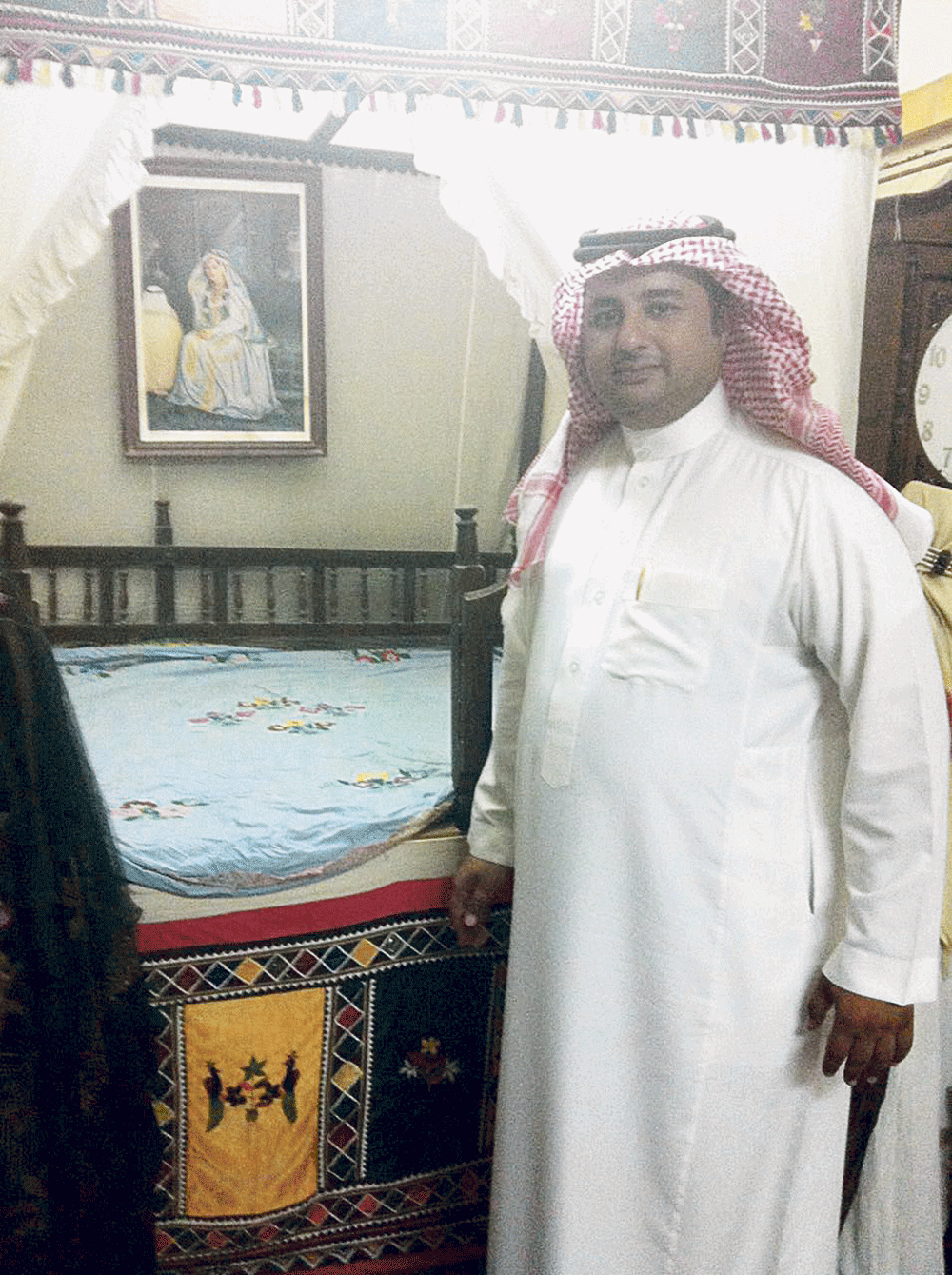 البحريني العلي في غرفة العرس بمتحف الذرمان (اليوم)