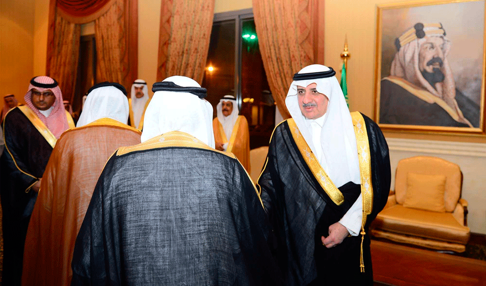 الأمير فهد بن سلطان خلال استقباله الأهالي (واس)