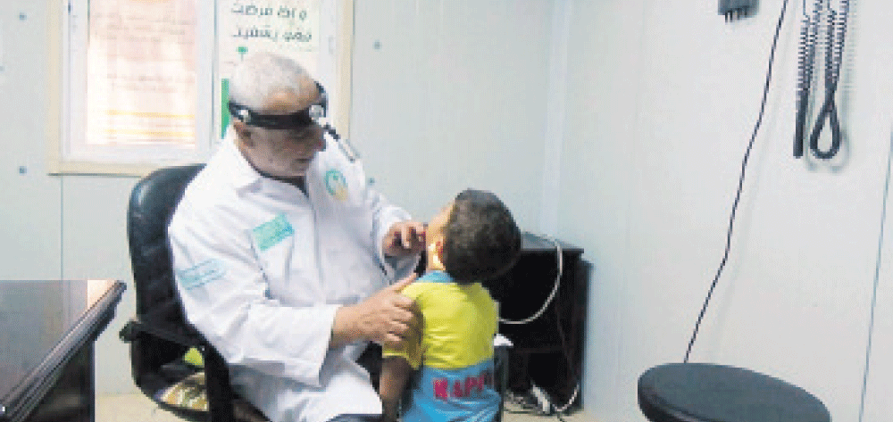 كوادر طبية مؤهلة للكشف على المرضى السوريين (واس)