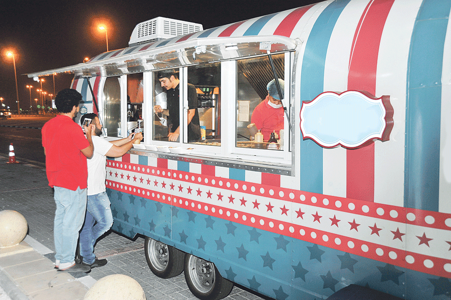 سيارة بيع الأطعمة تأخذ حيزا كبيرا من الرصيف تصوير عبدالله السيهاتي
