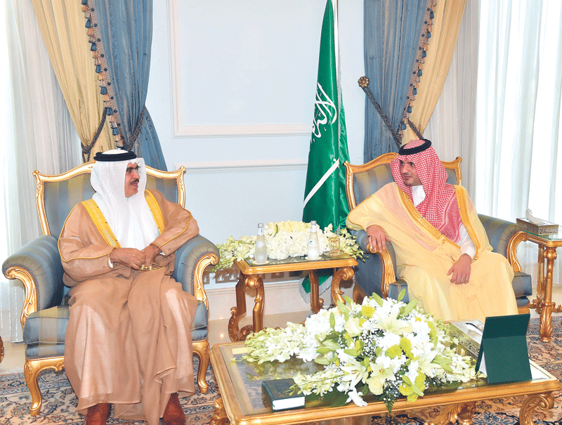 الأمير عبدالعزيز بن سعود بن نايف خلال استقباله الوزير البحريني (واس)
