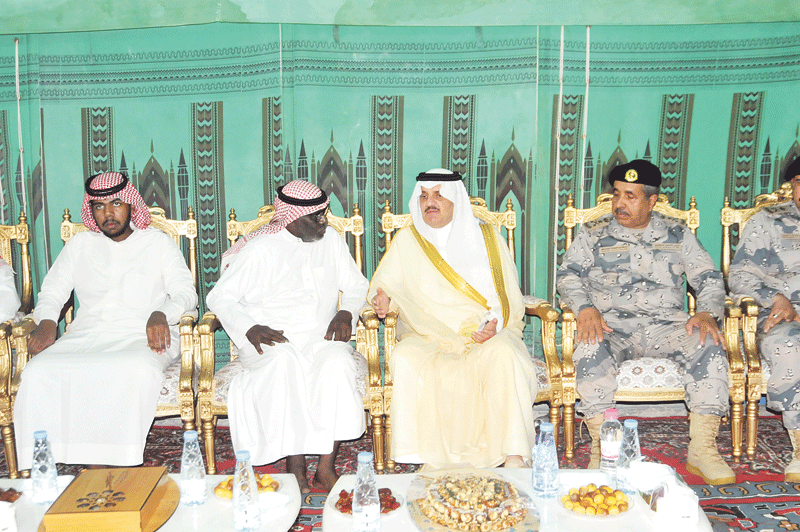 سموه مواسيًا والد الشهيد ويبدو الفريق البلوي واللواء الصالحي