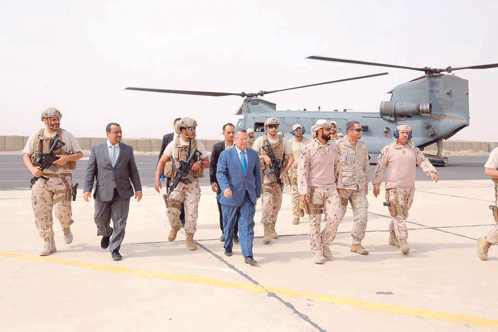 رئيس الوزراء اليمني لدى وصوله إلى قاعدة العند العسكرية أمس (سبأ)