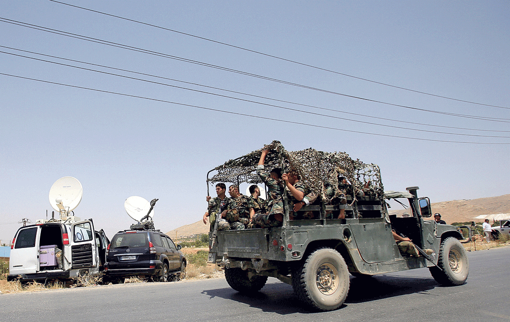 الجيش اللبناني على مدخل عرسال (رويترز)