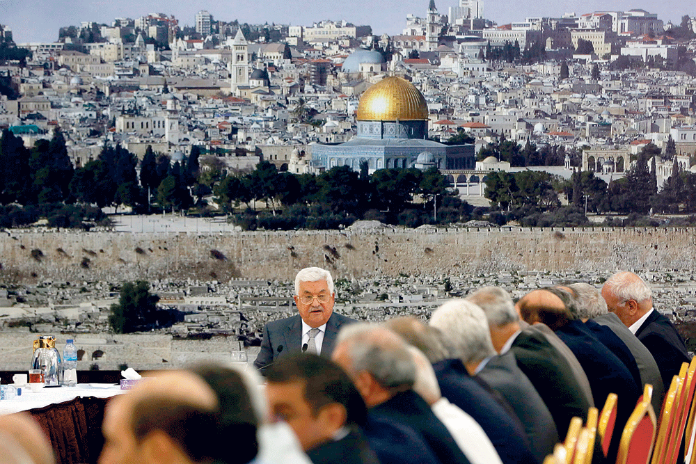 عباس يجمّد الاتصالات مع اسرائيل إلى حين إلغاء إجراءاتها في الأقصى (أ ف ب)
