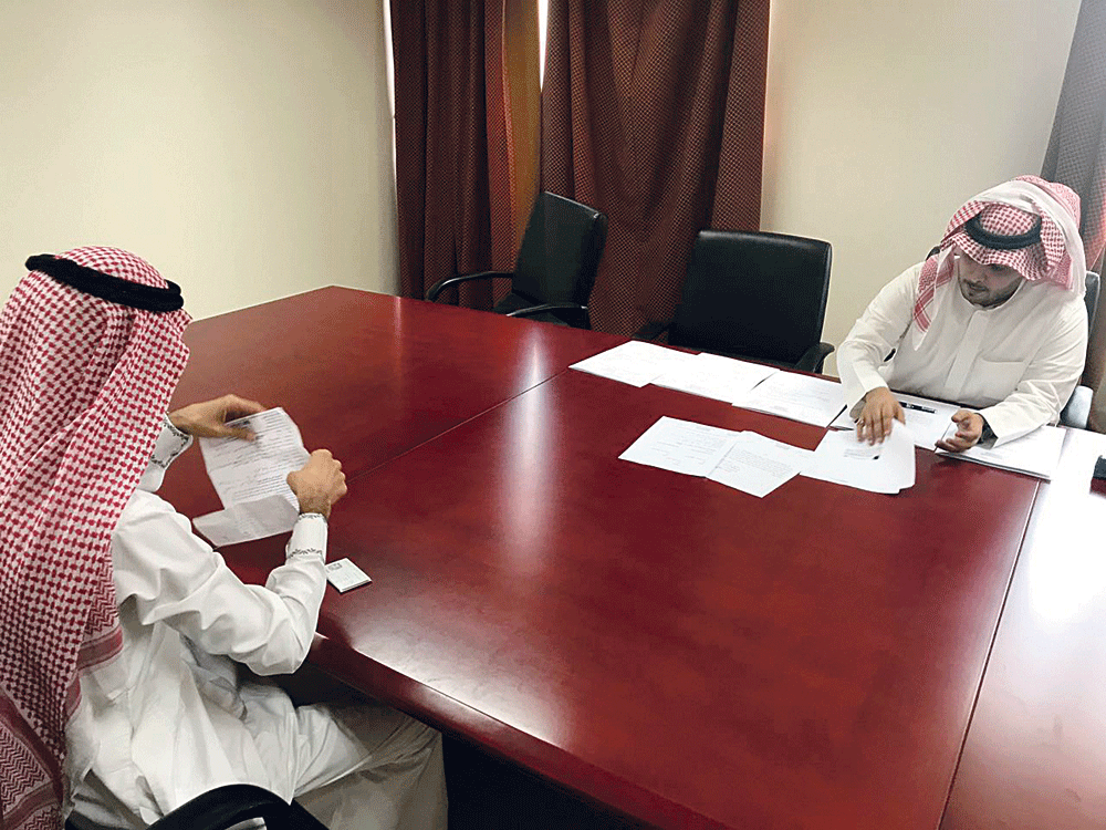  أحد المواطنين مع اللجنة الخاصة بمقر المحافظة (اليوم)