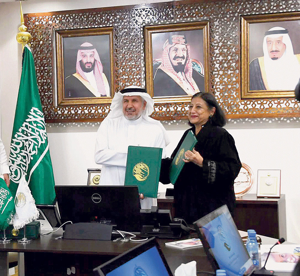 د. الربيعة خلال توقيع الاتفاقية مع ممثلة اليونيسيف (اليوم)