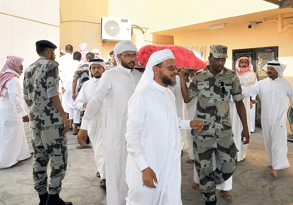 نقل جثمان الشهيد عقب الصلاة عليه 