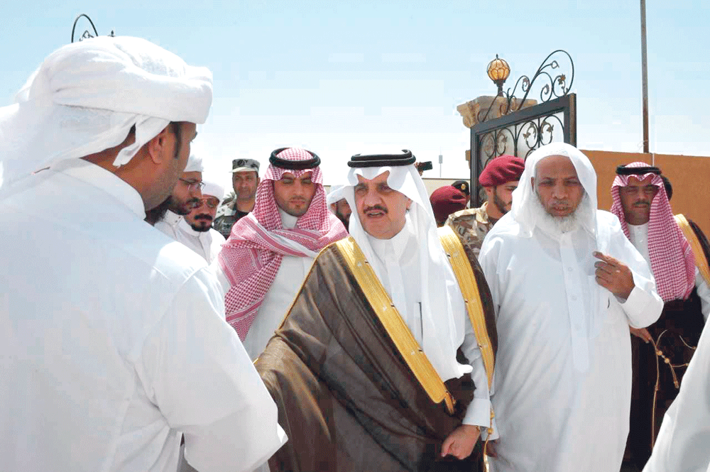 الأمير سعود بن نايف يعزي ذوي الشهيد (اليوم)