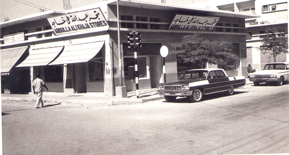 متجر الخاجة بعد انتقاله في أواخر الستينيات إلى مدخل شارع الملك خالد من جهة شارع الظهران (من أرشيف عبدالله المدني)