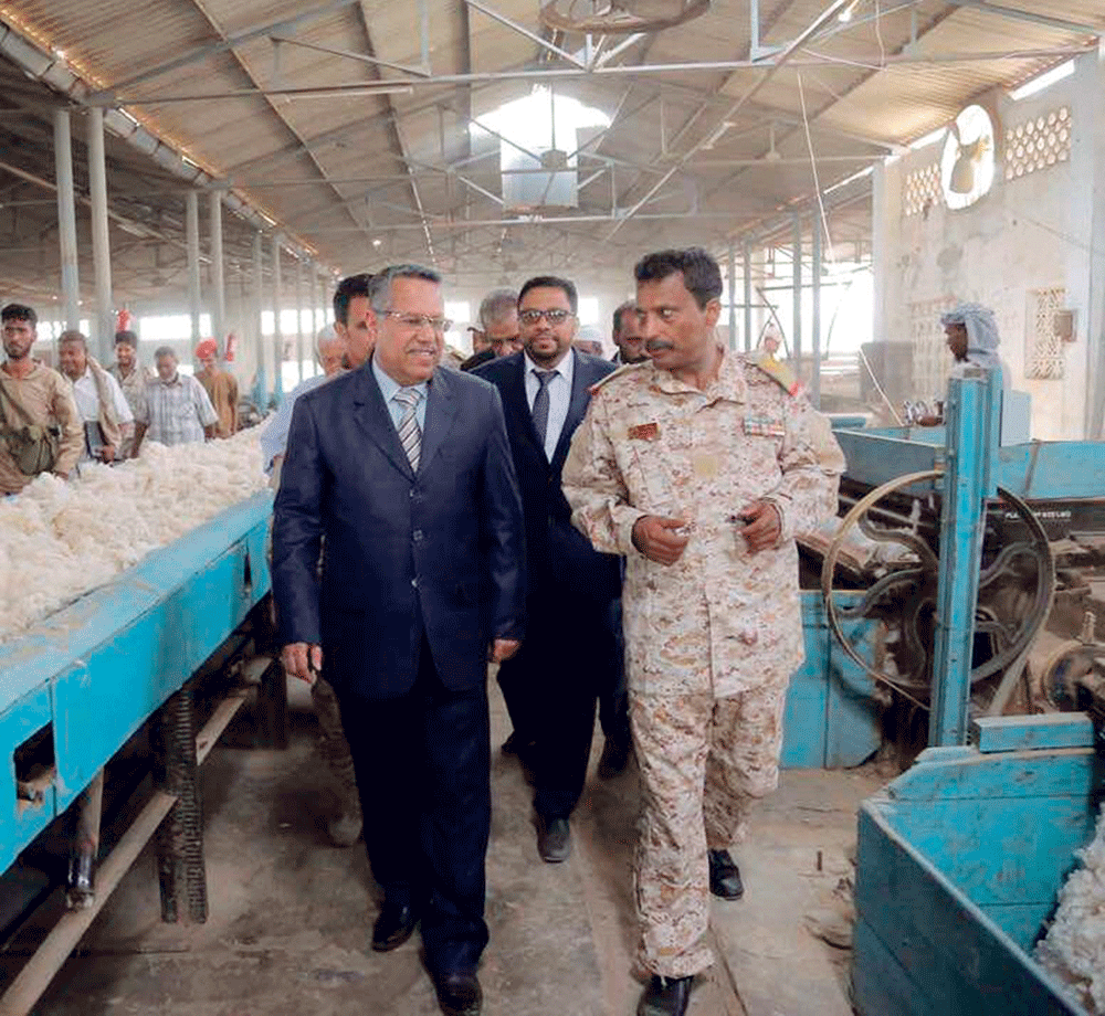رئيس الوزراء اليمني ابن دغر يتفقد محلج القطن في زنجبار (سبأ) 