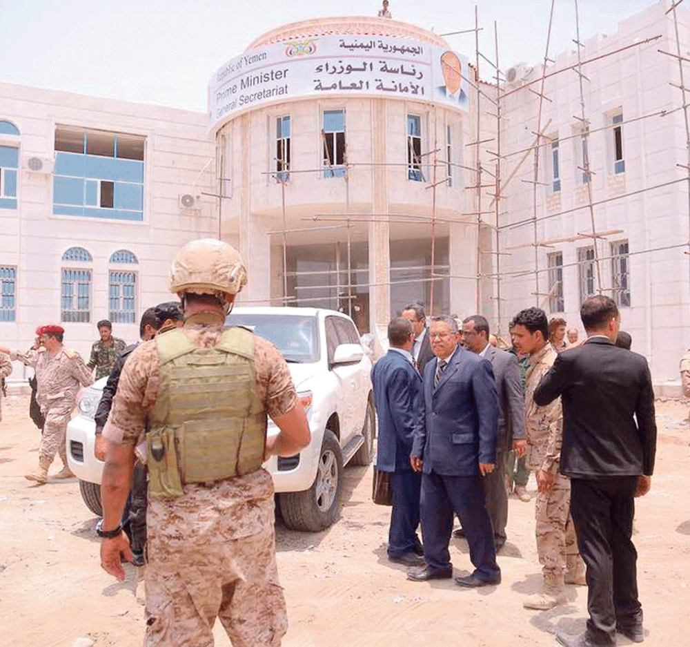 رئيس الوزراء اليمني يتفقد مبنى مجلس الوزراء بالعاصمة المؤقتة عدن (سبأ)
