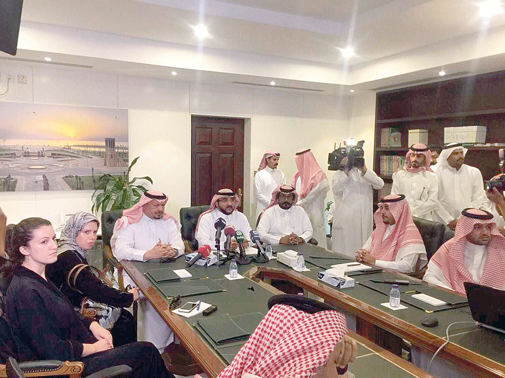 المؤتمر الصحفي المنعقد أمس بأمانة الشرقية بحضور وسائل الاعلام (اليوم)