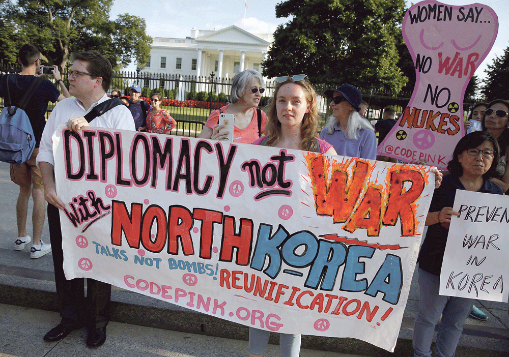 متظاهرون أمام البيت الأبيض يطالبون بمفاوضات سلمية مع كوريا الشمالية (رويترز)
