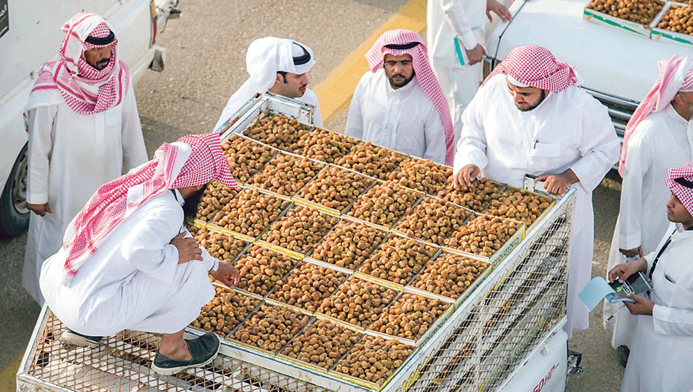 يشهد المهرجان إقبالا كبيرا من المتسوقين (اليوم)