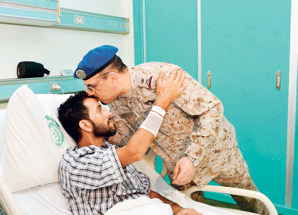 اللواء محمد العتيبي يزور أحد المصابين (واس)