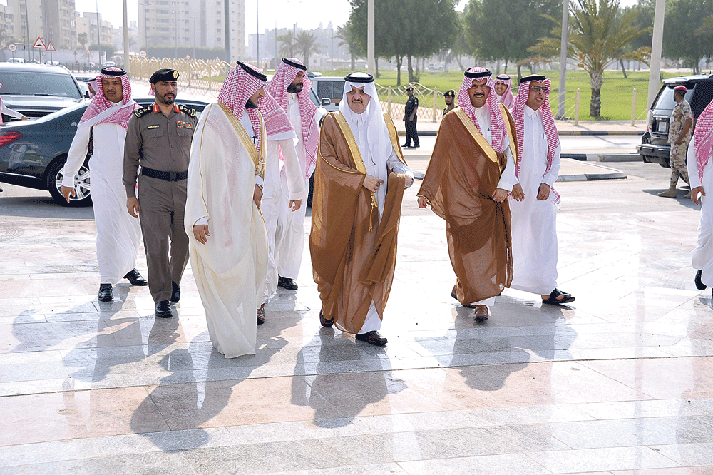  الأمير سعود بن نايف متوجها لأداء صلاة الميت (تصوير: عمر الشمري)