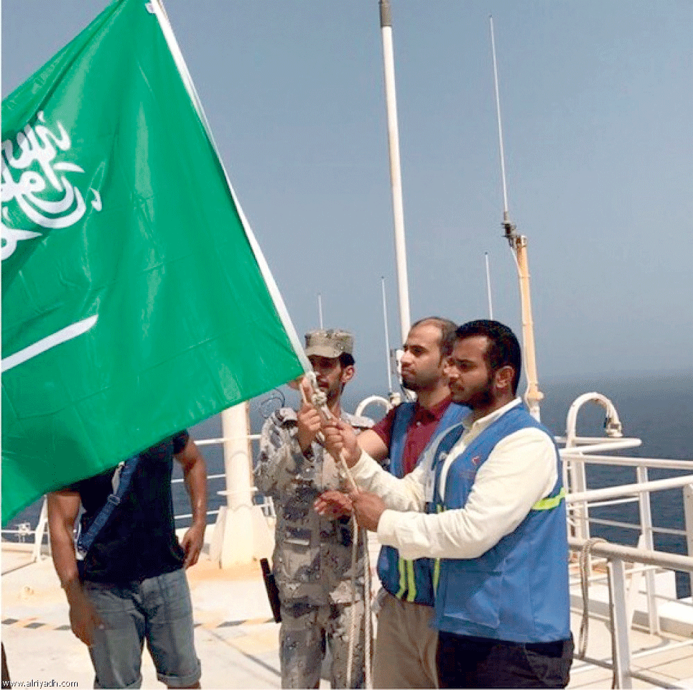 رفع العلم السعودي على الناقلة العملاقة «تينات» (اليوم)