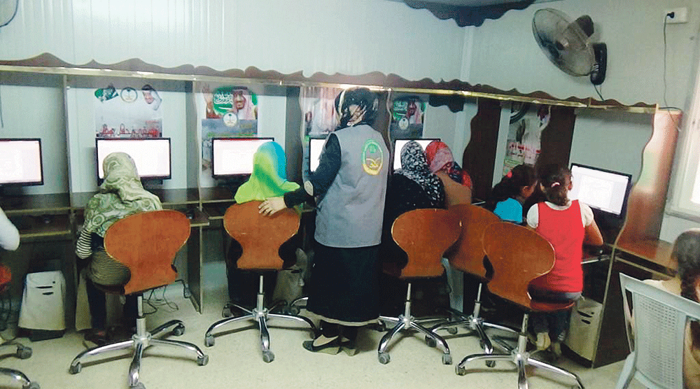 طالبات في فصل للحاسب الآلي بمخيم الزعتري (واس)