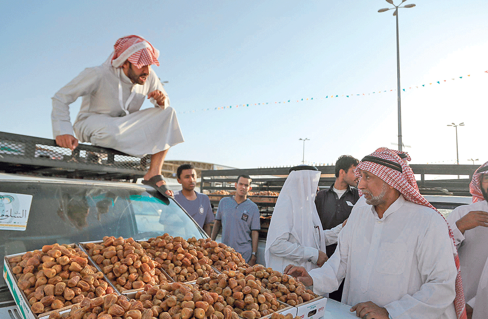 تجار يشاركون في مهرجان بريدة للتمور (واس)