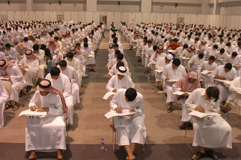 طلاب أثناء تأديتهم اختبار القبول بإحدى الجامعات (اليوم)
