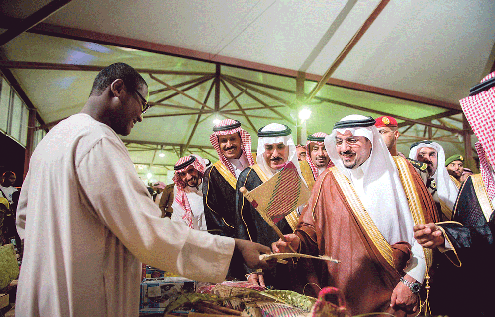 الأمير فيصل بن مشعل خلال حفل مهرجان التمور (واس)