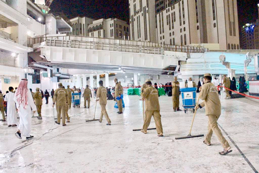 تنظيف المسجد الحرام على مدار الساعة (تصوير: فيصل حقوي)