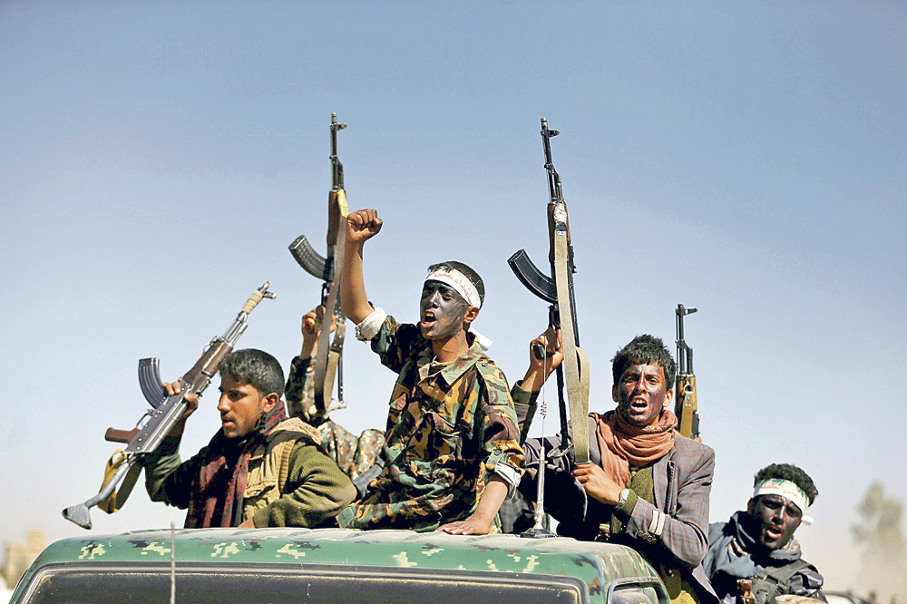 ميليشيات الحوثي تسعى لفرض حالة الطوارئ وطرد حزب المخلوع شريكها الانقلابي (رويترز) 