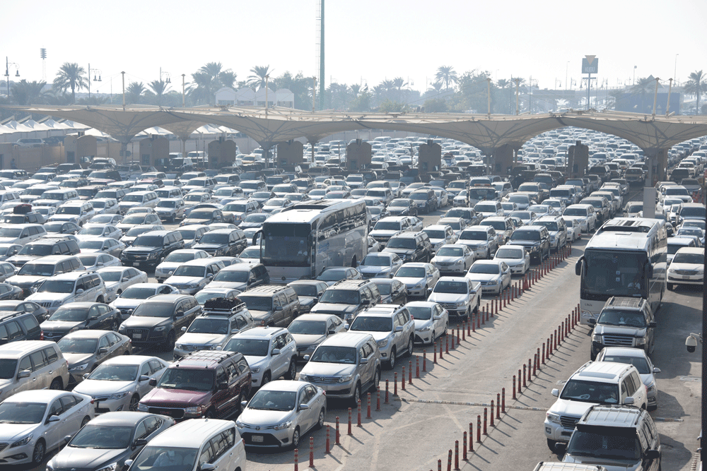 زحام شديد للسيارات العابرة على جسر الملك فهد بالعيد ( تصوير : مرتضى بوخمسين)