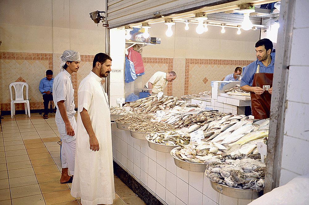 ضعف حركة المبيعات في سوق الأسماك بالشرقية (تصوير: عمر الشمري)