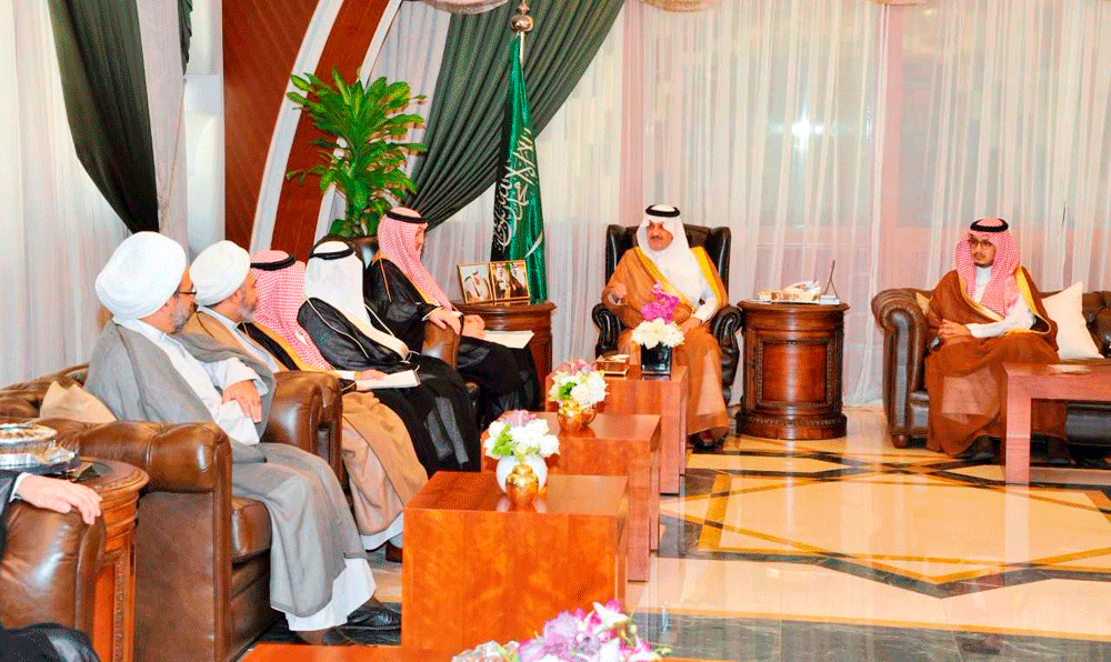 أمير الشرقية ونائبه خلال لقائهما مع أهالي العوامية (اليوم)