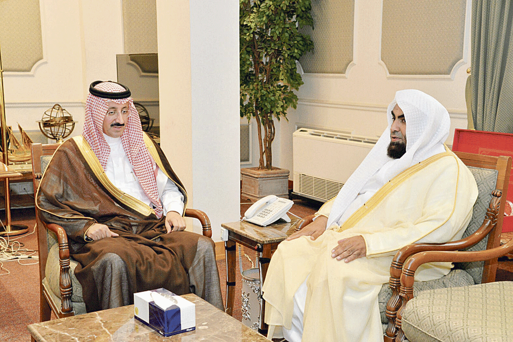 الأمير بدر بن جلوي خلال حديثه مع د. السميح (تصوير: عماد المحيسن)