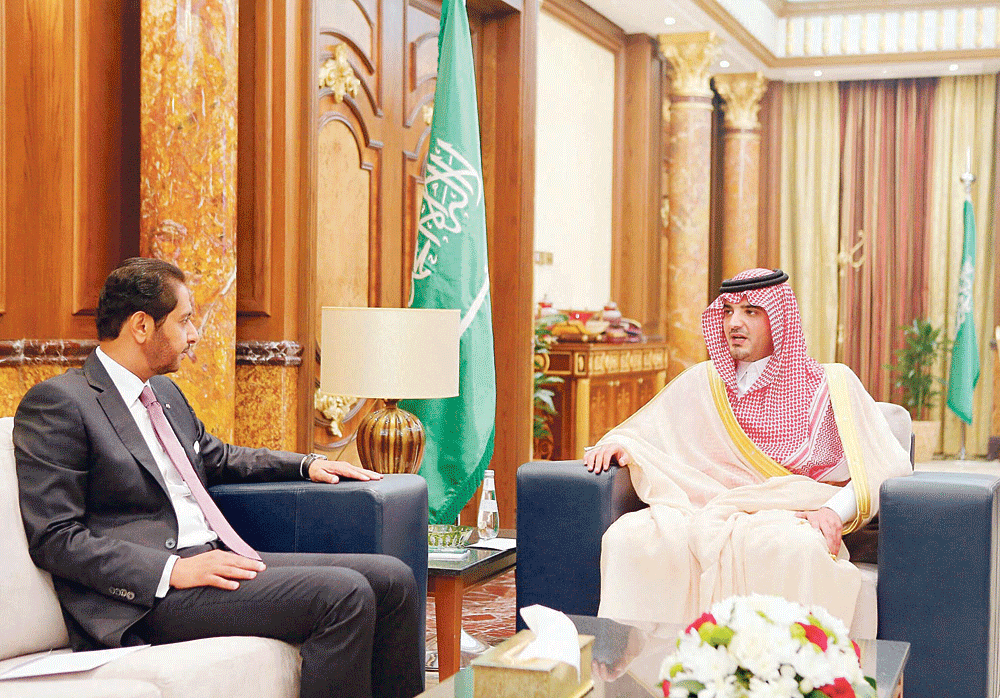 الأمير عبدالعزيز بن سعود مستقبلا السفير الجيبوتي (واس)
