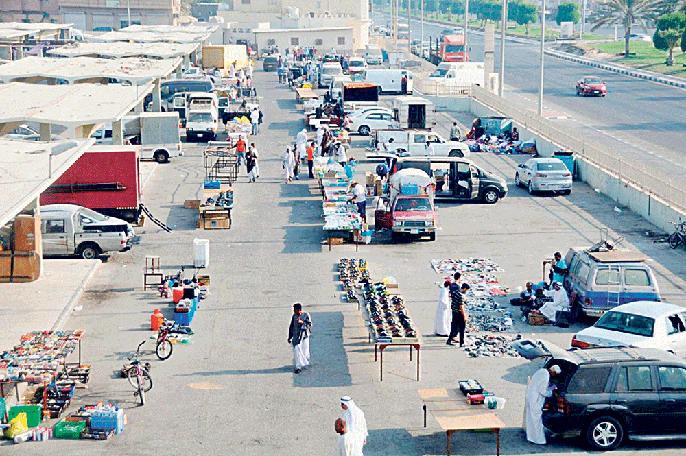 انتعاش حركة البيع والشراء في سوق «واقف» بالقطيف (تصوير: أحمد العاشور)
