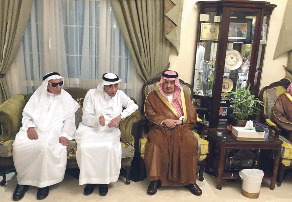 الأمير فيصل بن بندر خلال تقديمه واجب العزاء لذوي الشهيد (واس)