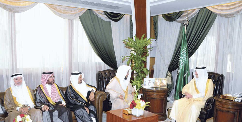 الأمير سعود بن نايف مستقبلا مسئولي جمعية «أسرية» بالأحساء (اليوم)