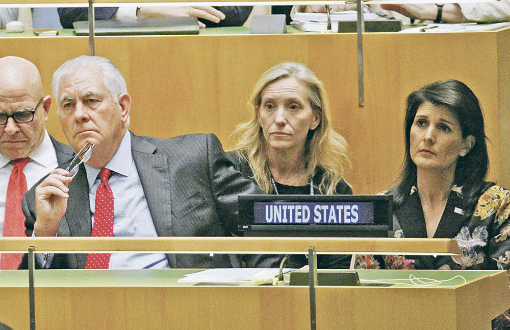 تيلرسون وهالي أثناء استماعهما لخطاب الرئيس ترامب في الأمم المتحدة (رويترز)