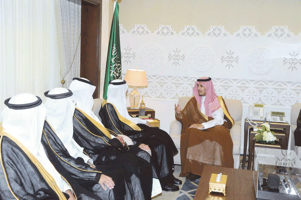 الأمير أحمد بن فهد مستقبلا مسؤولي جامعة الملك فهد (اليوم)