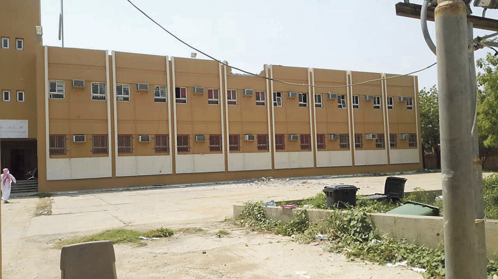 مدرسة ابتدائية في العارضة بعد تعرضها لمقذوف ميليشيا الحوثي (اليوم)