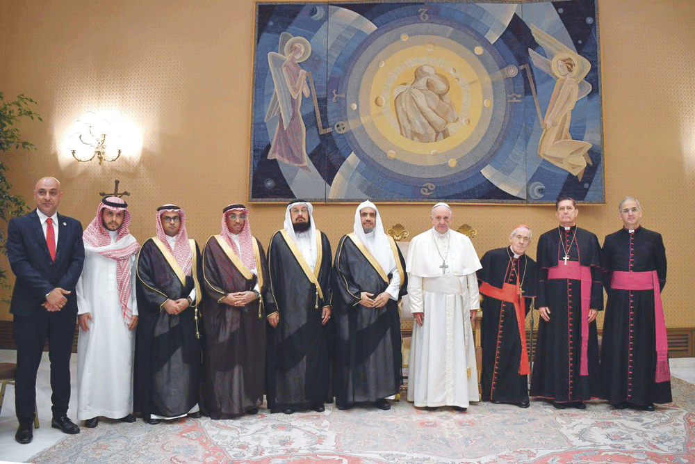 أعضاء وفد الرابطة مع بابا الفاتيكان في صورة جماعية (اليوم)