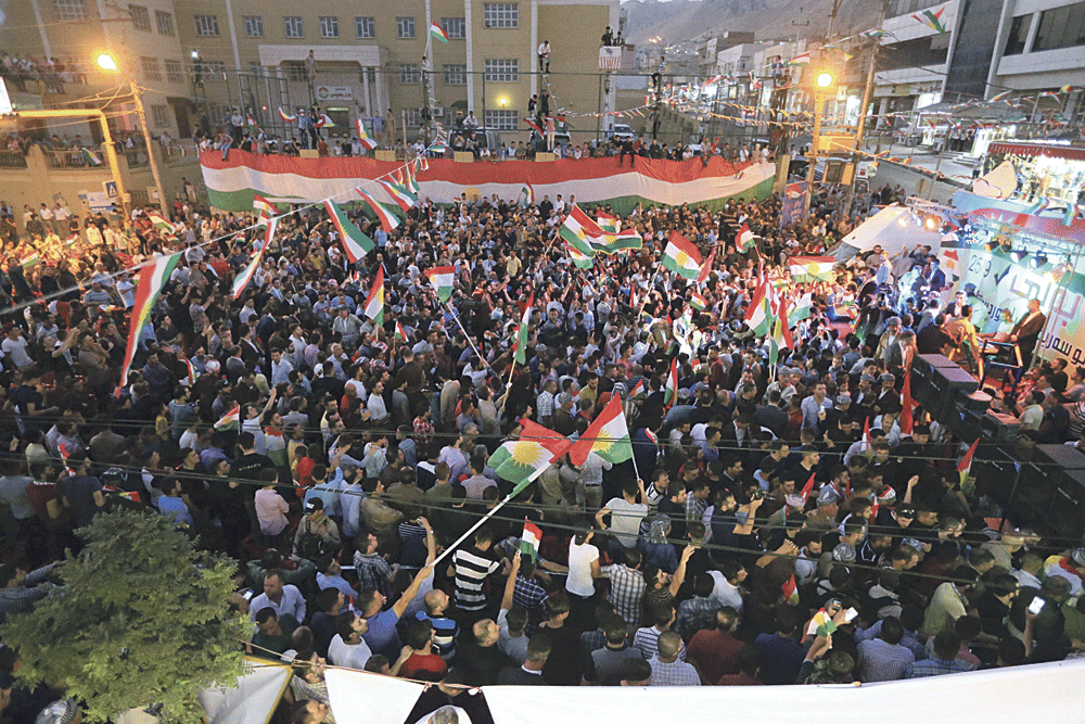 أكراد يحتفلون بتصويتهم على الاستقلال في محافظة دهوك (رويترز)