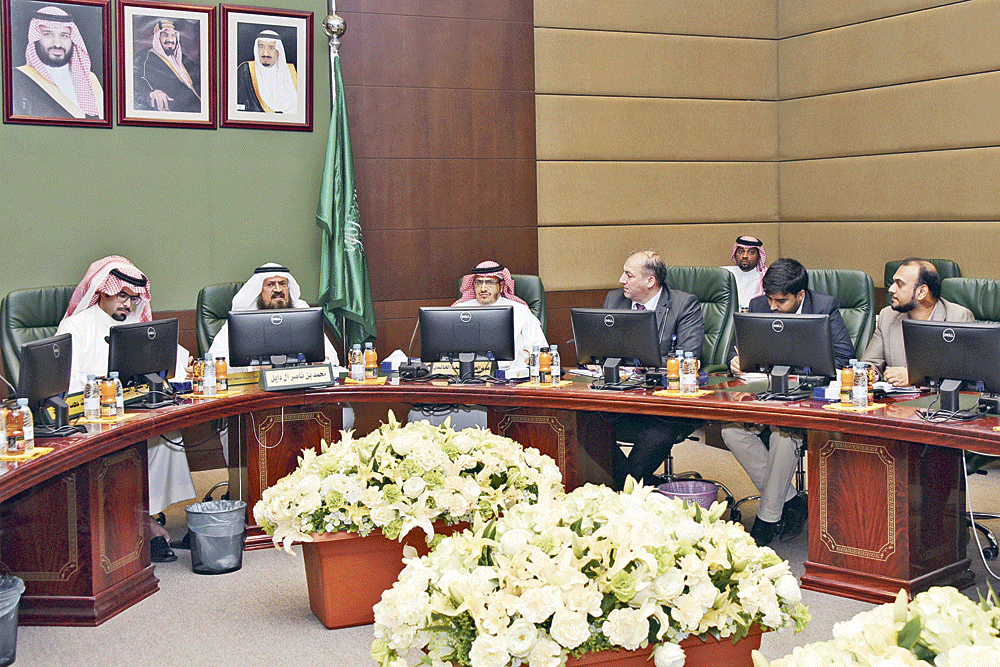 أعضاء البلدي وأكاديميون خلال الاجتماع (تصوير: مرتضى بوخمسين)
