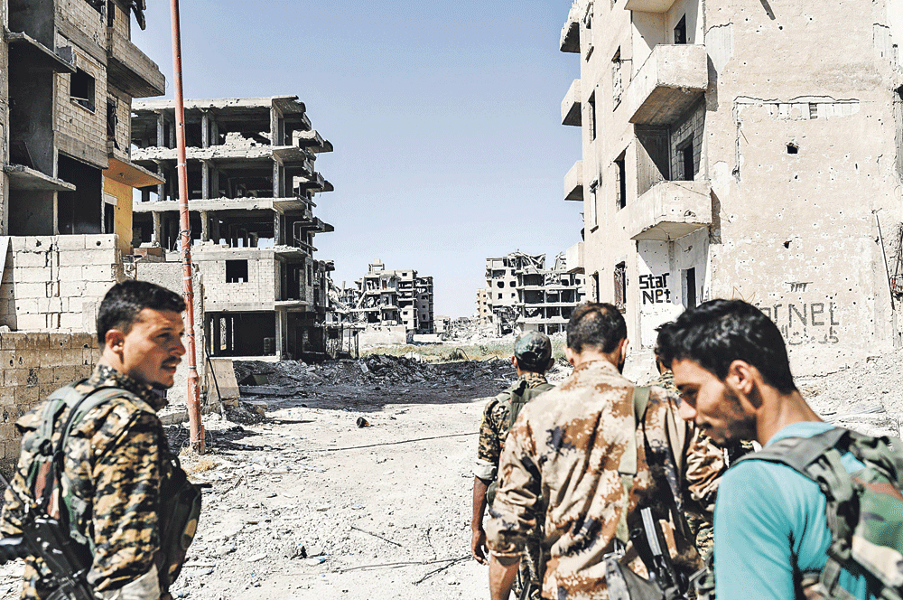 مقاتلون من قوات سوريا الديمقراطية خلال معركة ضد داعش في الرقة (أ.ف.ب)