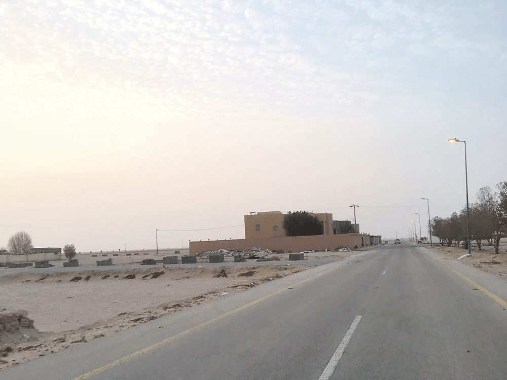طريق مؤدٍ إلى الهجرة (تصوير: عبدالله القطان) 