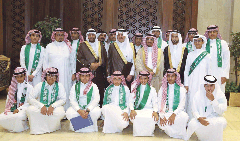 الأمير سعود بن نايف في صورة جماعية مع طلاب بالشرقية (اليوم)
