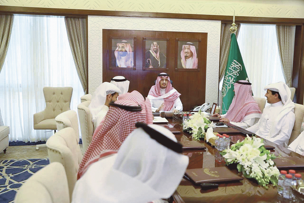 الأمير أحمد بن فهد مستقبلا مسؤولي مركز المعلومات الوطني (اليوم)