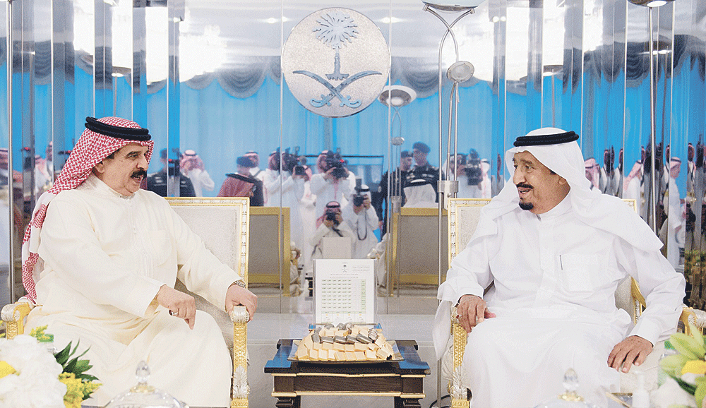 الملك المفدى خلال مباحثاته مع ملك البحرين (واس)