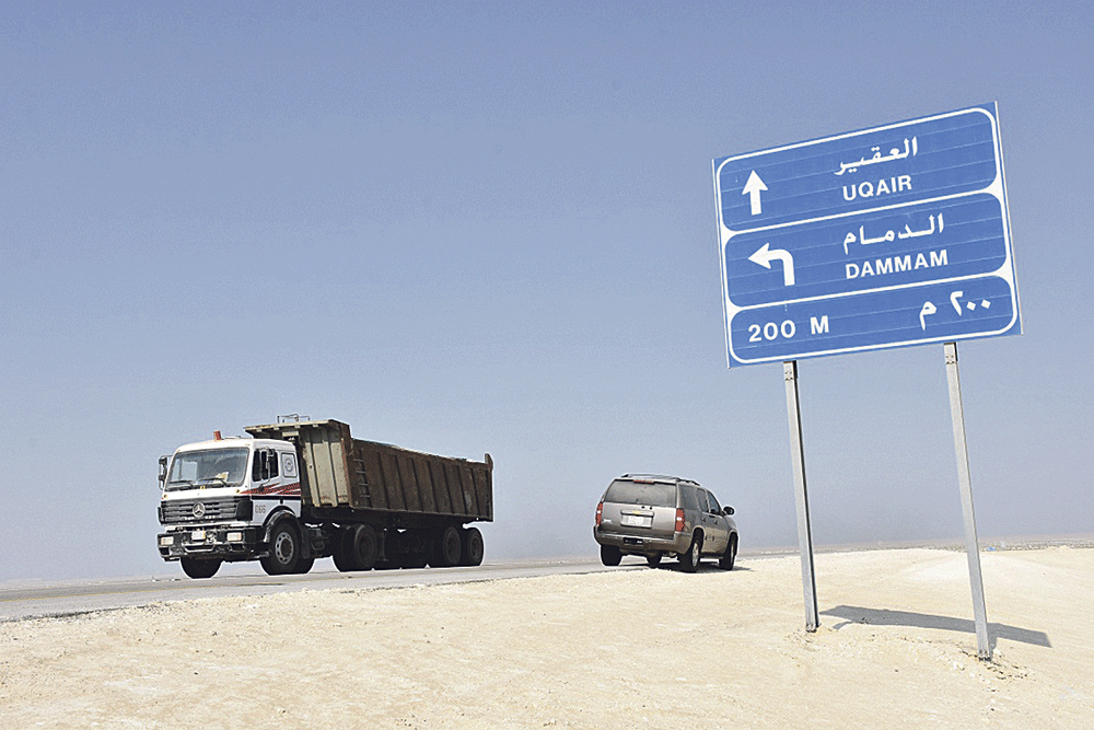 الشاحنات تمثل هاجسا على طريق العيون- العقير (تصوير: محمد العويس)