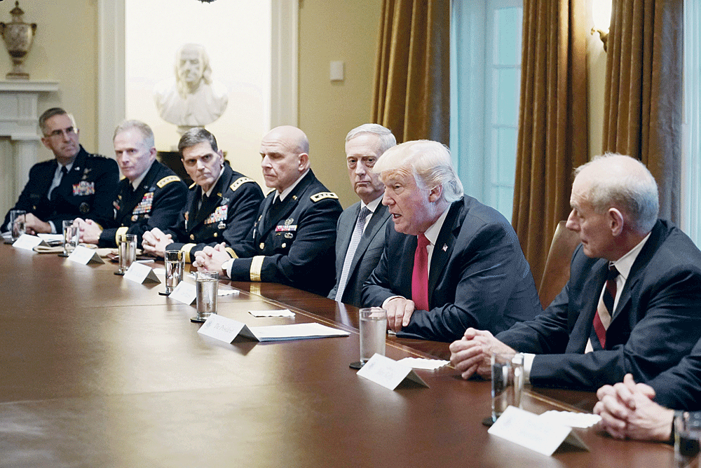 الرئيس ترامب خلال اجتماعه بقادته العسكريين بحضور وزير الدفاع (أ.ف.ب) 