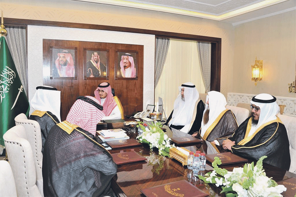 الأمير أحمد بن فهد خلال لقائه بمسؤولي جمعية وئام (اليوم)